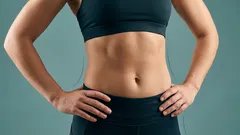 Tónované ruky, ploché brucho: Mladistvá pozícia, ktorú môžete držať 1 minútu, aby ste schudli